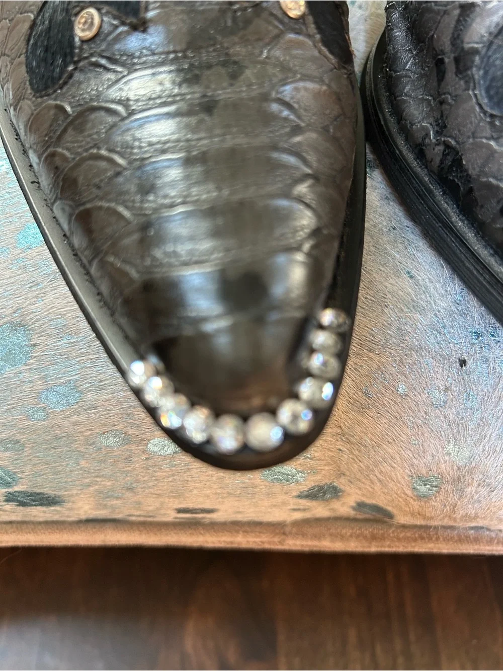 N/A black pointed